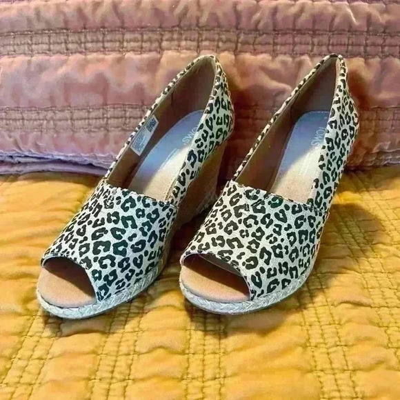 NWOT TOMS Michelle Wedge Women's Sandal size 6W - Picture 2 of 7